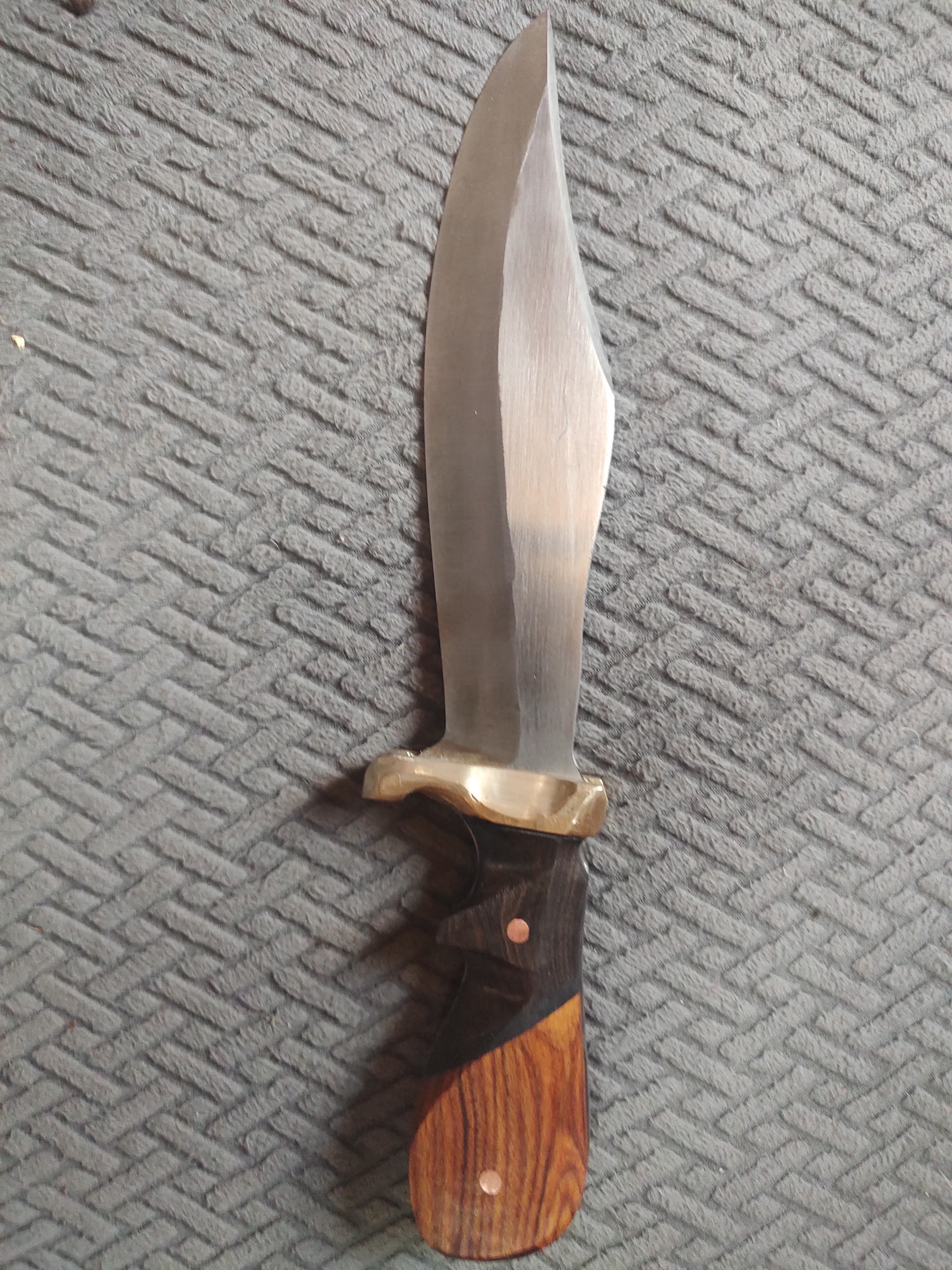 Hunting knife with wooden handle