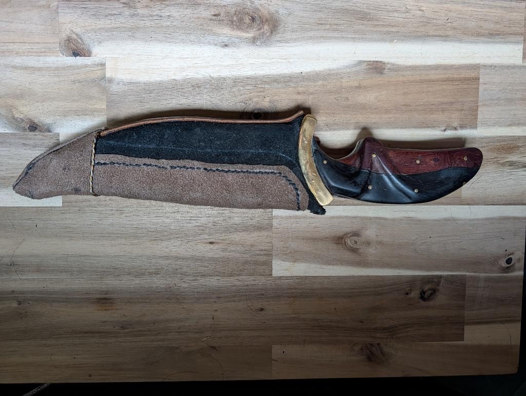 Skinner knife with leather sheath